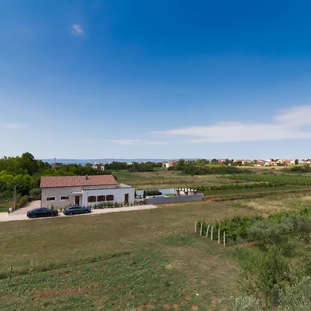 Tia - By Ta Leut Agency