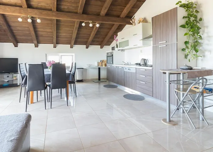 Tia - By Ta Leut Agency *