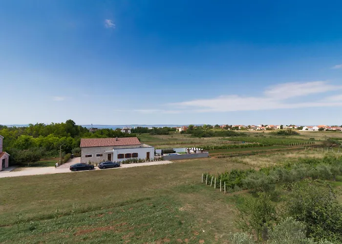 Tia - By Ta Leut Agency